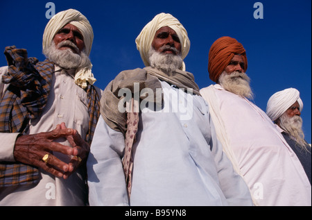 Indien in Südasien Punjab Amritsar Golden Tempel vier ältere Sikh-Männer, Porträt von unten nach oben gesehen. Stockfoto