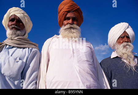 Indien in Südasien Punjab Amritsar Sikh Golden Tempel drei ältere Sikh-Männer tragen Turbane Kopf und Schultern Porträt Stockfoto