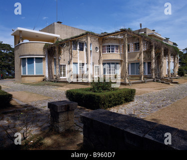 VIETNAM-Indochina Dalat Bao Daiss Art Deco Sommerpalast. Flachdach mit Bergsteigern auf Säulen und boxed Hecke Stockfoto