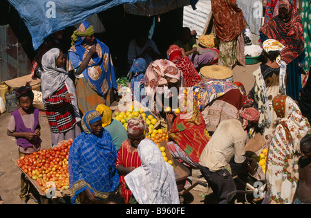 Äthiopien Ostafrika Harerge Provinz Jijiga Marktfrauen in bunten Kleidern an Obst stand. Stockfoto