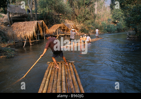 THAILAND Nord Chiang Mai Touristen Bambusrohr rafting auf dem Fluss durch den Dschungel in den Hügeln südlich der Stadt. Stockfoto