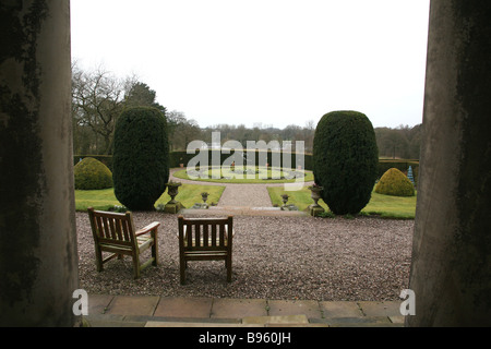 Ein Blick über den formalen Gärten an Rode Hall in Cheshire ein Backstein gebaut-Herrenhaus, erbaut im Jahre 1708 Stockfoto