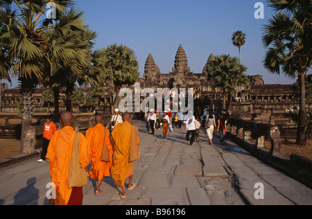 Kambodscha Siem Reap Provinz Angkor Wat buddhistische Mönche und Touristen während des chinesischen Neujahrs auf Palmen gesäumten Steindamm Stockfoto