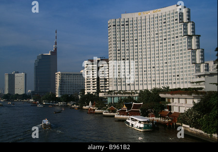 THAILAND Süd Bangkok Chao Phraya Fluss The Shangri La Hotel an den Ufern der zentrale Wasserstraße mit Wasserverkehr beschäftigt. Stockfoto