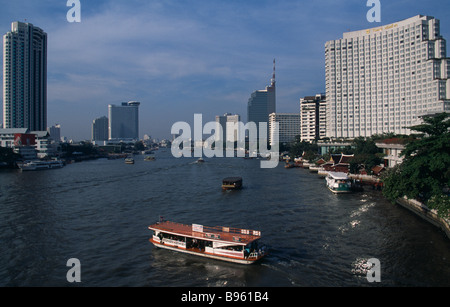 THAILAND Süd Bangkok Chao Phraya River beschäftigt mit Wasserverkehr mit Halbinsel und Shangri La Hotels an beiden Ufern der Wasserstraße Stockfoto