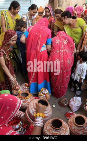 Indien Rajasthan Udaipur Hochzeit Partei Vorbereitungen Frauen Stockfoto