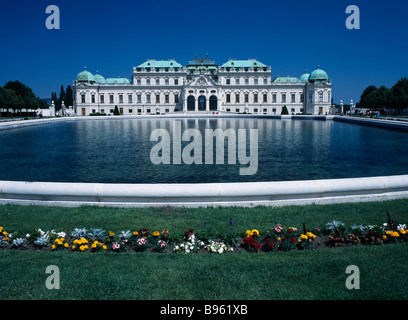 Österreich, Wien, obere Belvedere Palast, Südfassade außen über große Pool in formalen Gärten gesehen. Stockfoto