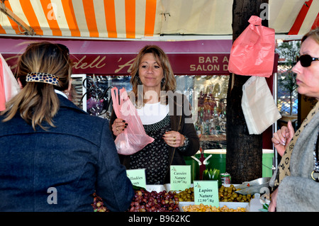 Nizza Frankreich, Französisch auf dem Provincial Food Market auf dem Bürgersteig 'Cours Saleya', Frauen kaufen lokal produzierte Oliven Stockfoto