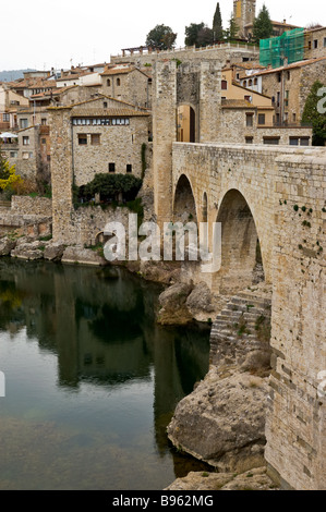 Pont Vell de Besalú, 11. Jahrhundert Brücke über den Fluss Fluvià. Besalú, Girona Provinz, Katalonien, Spanien. Stockfoto