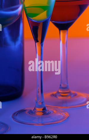 Cocktail-Gläser und Flasche Stockfoto