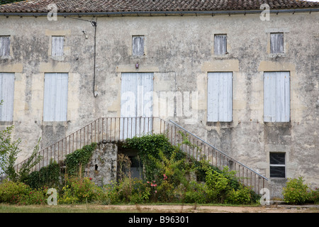 Die Fassade eines alten Hauses in St Meard de Gurcon, Frankreich. Stockfoto