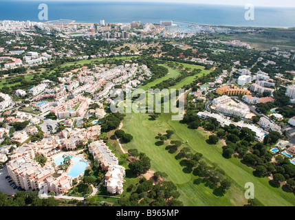 Eine Luftaufnahme der Vila Sol Golf Course Fairways in der Nähe von Vilamoura an der Algarve, Süd-Portugal Stockfoto