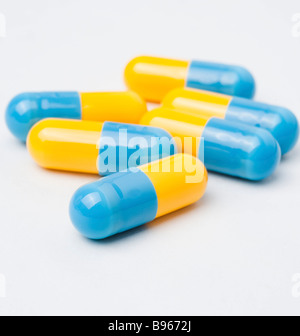 eine Auswahl von Pillen und Kapseln auf weißem Hintergrund Stockfoto