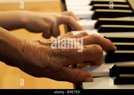 Hand der Großmutter und Enkel von Klavier zu spielen Stockfoto