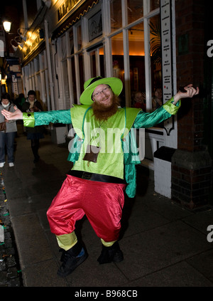 Französische Mann gekleidet als Kobold in Temple Bar Dublin St Patrick s Day 2009 Stockfoto