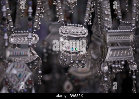 Stall Halsketten für Verkauf auf einem Markt in der Altstadt von Ahmedabad, Indien Stockfoto