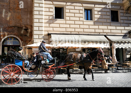 Fahrt mit der Kutsche auf der Piazza della Rotonda und dem Roman Pantheon in Rom Italien Stockfoto