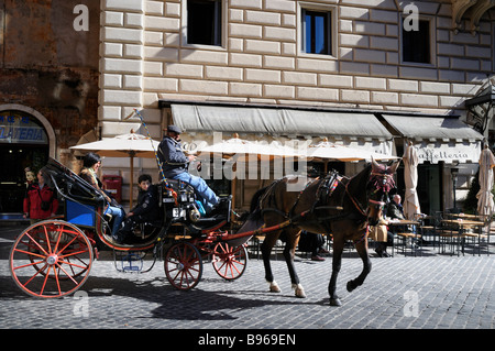 Fahrt mit der Kutsche auf der Piazza della Rotonda und dem Roman Pantheon in Rom Italien Stockfoto