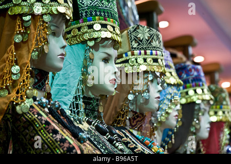 Nahaufnahme der Köpfe von Schaufensterpuppen, Arabisch und jordanische Tracht tragen. In die Innenstadt von Amman-Markt in Jordanien genommen. Stockfoto