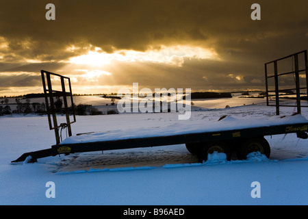 Einen Winter Sonnenuntergang im Schnee auf den Cotswolds in Turkdean, Gloucestershire Stockfoto