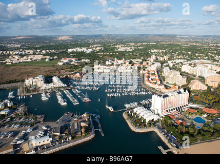 Die Vilamoura Resort in Süd-Portugal-Algarve-Region. Die Marina ist vom Hotel Tivoli Marina Vilamoura übersehen. Stockfoto