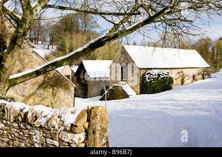 Ein Bauernhof im Winterschnee in den Cotswolds Dorf Duntisbourne Leer, Gloucestershire Stockfoto