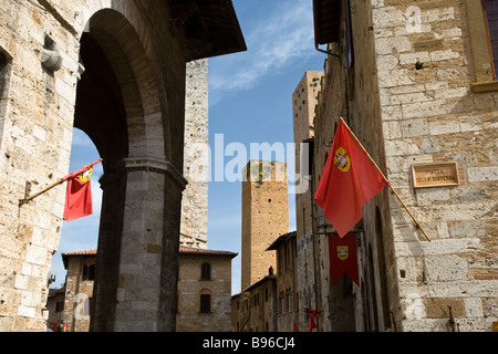 Die Türme & Gebäude rund um die Piazza Delle Erbe, San Gimignano, Toskana, Italien. Stockfoto