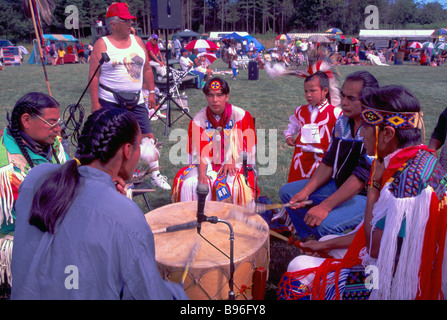 Native Indian Trommler Chanten und schlagen einer Trommel bei einem Powwow auf Indianerreservat auf Vancouver Island in British Columbia Kanada Stockfoto