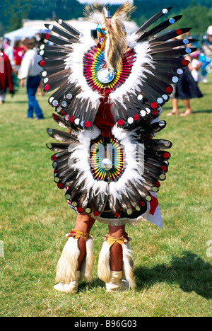 Einheimische indische Tänzerin in traditionellen Insignien an ein Pow Wow auf Tsartlip indische Reserve auf Vancouver Island in British Columbia Kanada Stockfoto