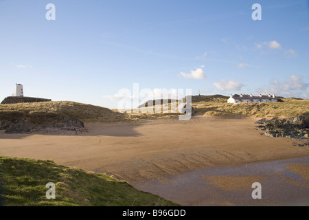 Llanddwyn Island Isle of Anglesey, Nordwales März Suchen auf Twr Mawr Leuchtturm und die Piloten Cottages auf dieser historischen Insel Stockfoto