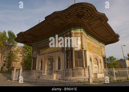 Brunnen des Sultans Ahmed III 1728 auf dem Platz vor der kaiserlichen Tor der Topkapi Palast Istanbul-Türkei Stockfoto