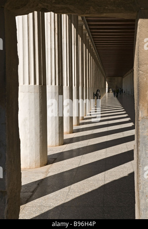 Collonaded Portikus der rekonstruierte Stoa des Attalos auf dem Gelände der antiken Agora, Athen, Zentralgriechenland Stockfoto