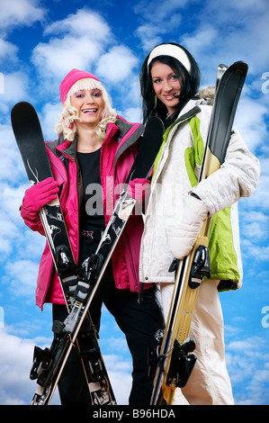 Zwei Skifahrer halten Ski Stockfoto