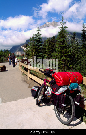 Fahrrad / Bike mit Beuteln verpackt und bereit für Touren und Reisen durch Berge und Wald Stockfoto