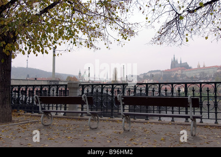 Bänke am Ufer in der Nähe von Manes-Brücke, Moldau, Prag, Tschechische Republik. Stockfoto