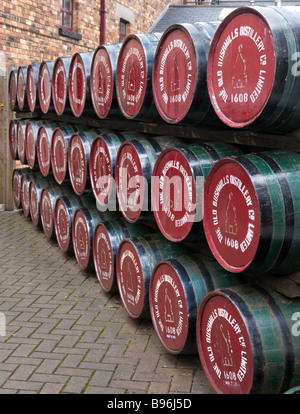 Whisky-Fässern an der Old Bushmills Distillery, Bushmills, County Antrim, Nordirland Stockfoto