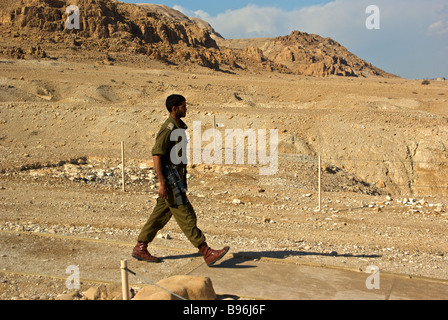 Bewaffneten jungen israelischen Soldaten auf Wache Pflicht Patrouille bei Qumran National Park Stockfoto