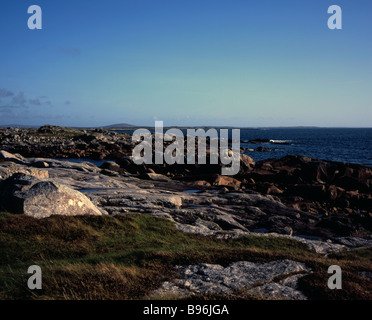 Blick über Roundstone Bay von der felsigen Küste in der Nähe von Roundstone Connemara, County Galway, Irland Stockfoto