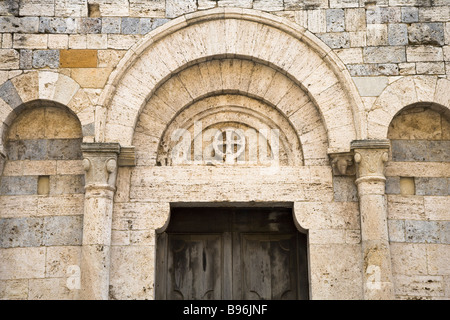 Gewölbte Kapelle Türöffnung auf die Via San Giovanni, San Gimignano, Toskana, Italien. Stockfoto