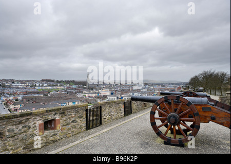 Kanone auf der alten Stadtmauer mit Blick auf Bogside, Londonderry, County Derry, Nordirland Stockfoto
