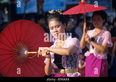 Frauen tanzen auf Borsang Umbrella Festival Thailand Stockfoto