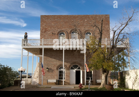 Pioneer Living History Dorf - Alte historische Opernhaus mit einem Cowboy steht auf dem Balkon in Phoenix, Arizona, USA. Stockfoto