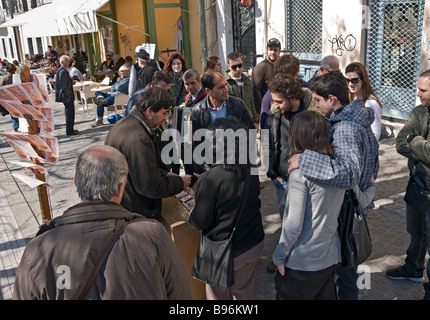 Passanten beobachten jemand durchführen der drei Kartentrick auf Adrianou Street, zwischen Plaka und Monastiraki Zentrale Athen Griechenland Stockfoto