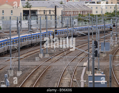 Zug auf Bahnstrecke vom Bahnhof Flinders Street Melbourne, Victoria, Australien Stockfoto