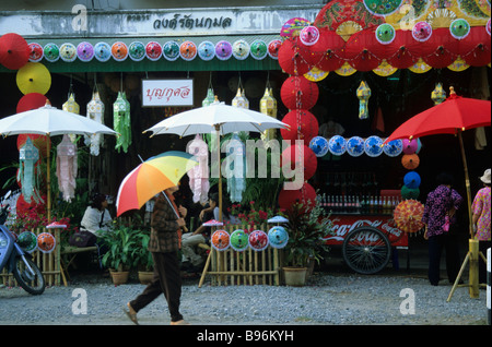 Frau zu Fuß auf Borsang Umbrella Festival Thailand Stockfoto