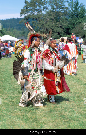 Einheimische indische Tänzerinnen in traditionellen Insignien an ein Pow Wow auf Tsartlip indische Reserve auf Vancouver Island in British Columbia Kanada Stockfoto