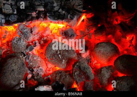 Rote heiße glühende Kohle und Kaminfeuer. Stockfoto