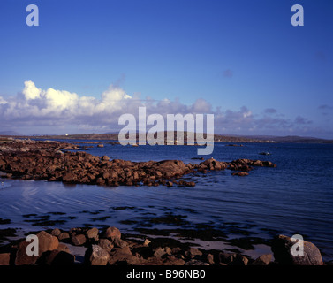 Blick über Roundstone Bay von der felsigen Küste in der Nähe von Roundstone Connemara, County Galway, Irland Stockfoto