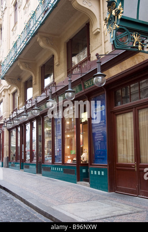 Jewlery Schaufenstern auf schmalen Straße in Prag. Stockfoto