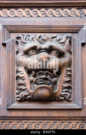 Altstädter Rathaus (Staromestske Namesti) Tür Holzschnitzereien der Löwenkopf mit Kopf des Mannes in den Mund, Prag, Tschechische Republik. Stockfoto